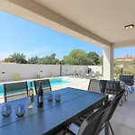Modern Villa With Private Pool In Pula