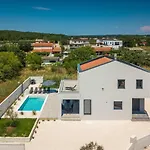 Modern Villa With Private Pool In Pula