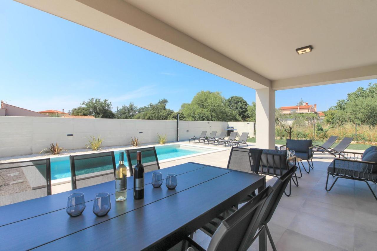 Modern With Private Pool In Pula