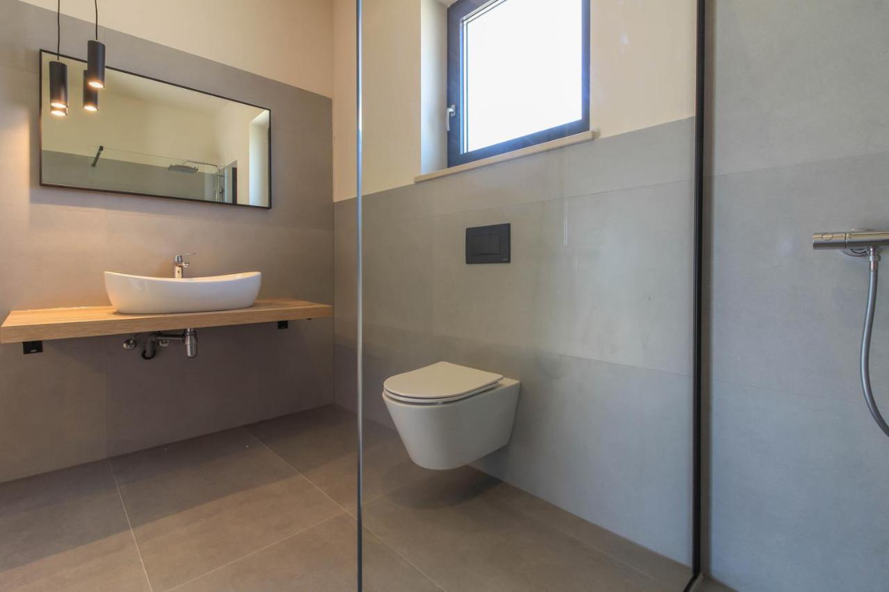 Modern With Private Pool In Pula