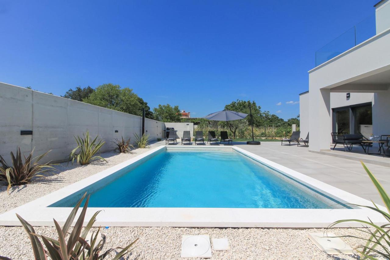 Modern With Private Pool In * Pula