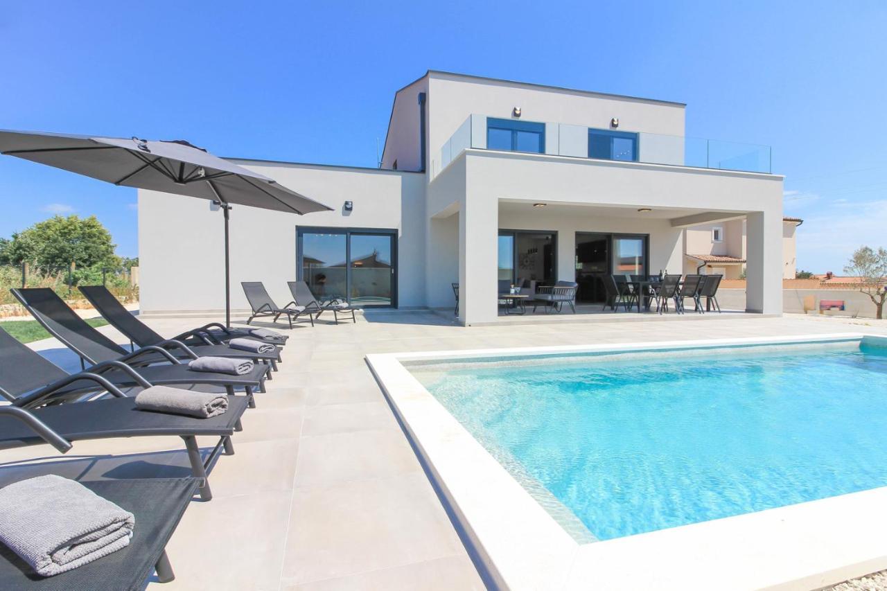 Villa Modern With Private Pool In *