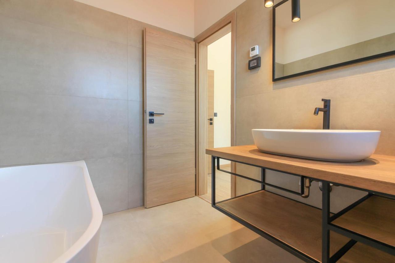 Modern With Private Pool In Pula