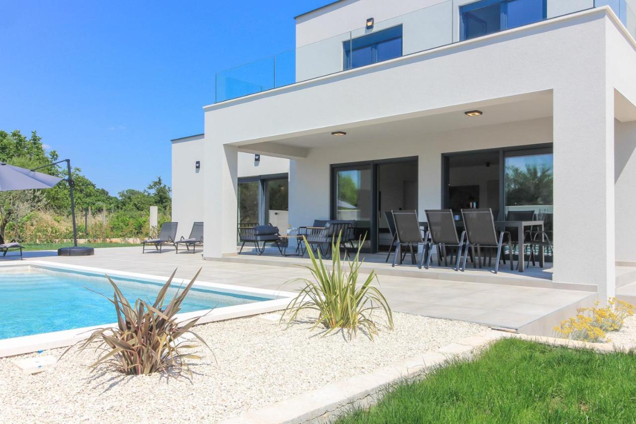 Modern With Private Pool In Villa Pula