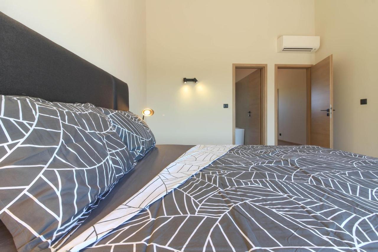 Modern With Private Pool In Pula