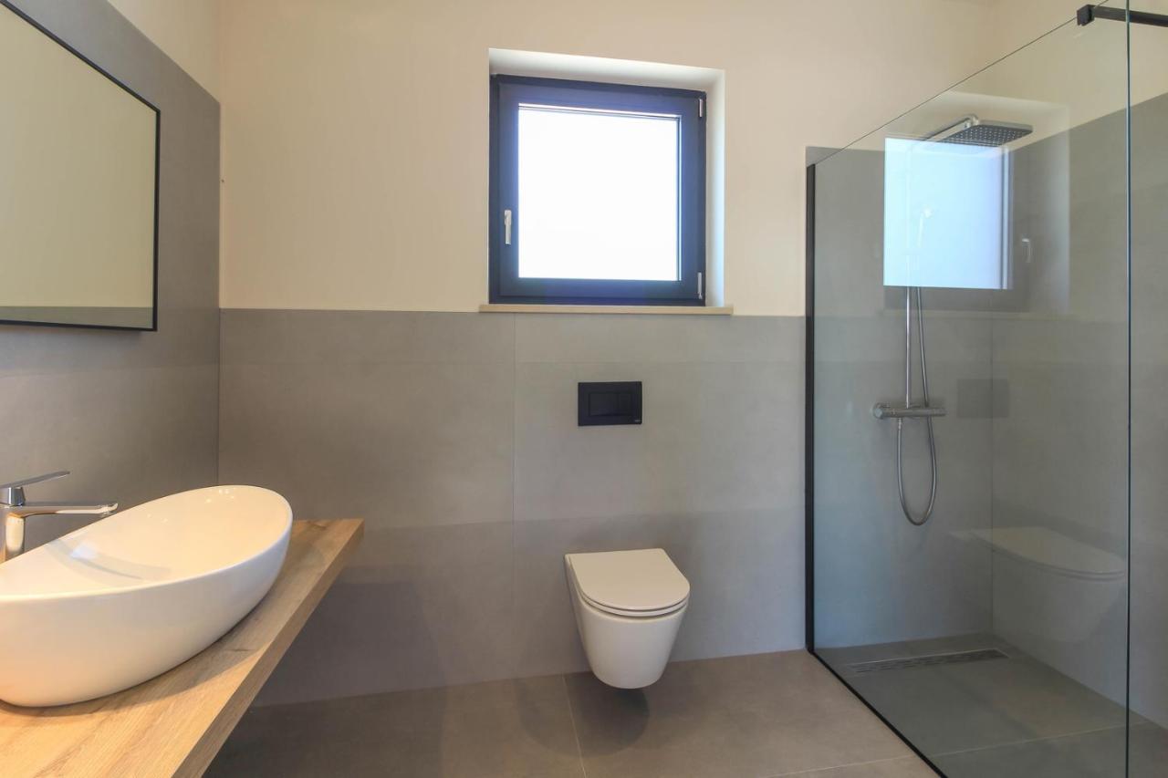 Modern With Private Pool In Pula
