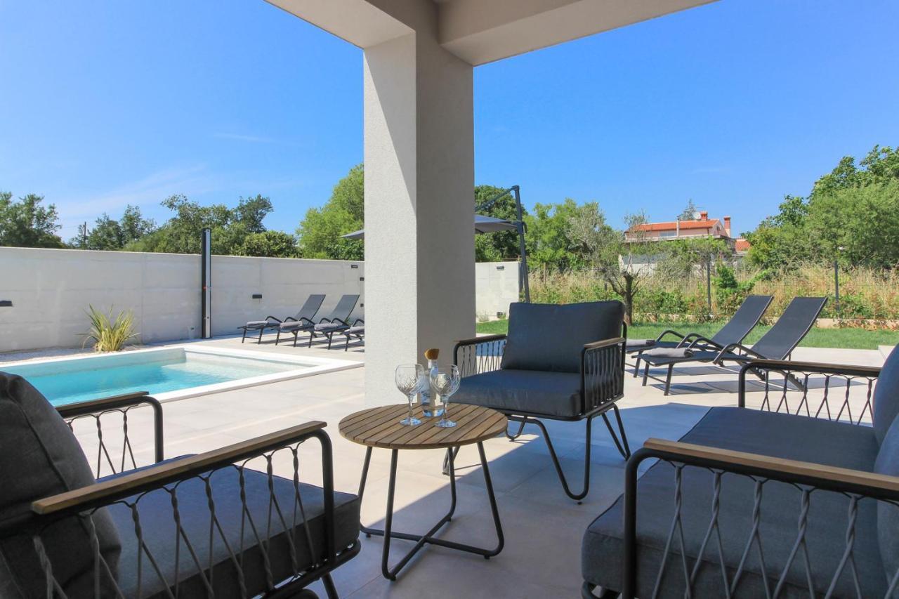 Modern With Private Pool In * Pula