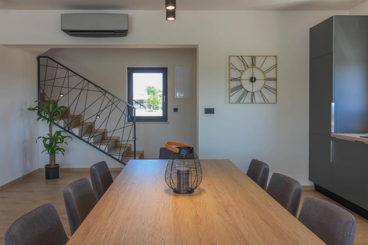 Modern With Private Pool In Pula