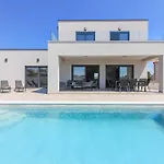 Modern Villa With Private Pool In Pula